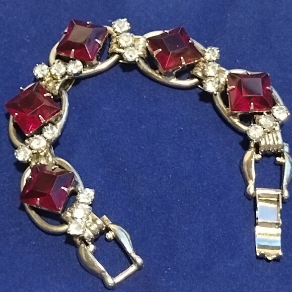 🎬Vintage Red Glass Square Cut Gold Tone Link Bracelet - Picture 4 of 13